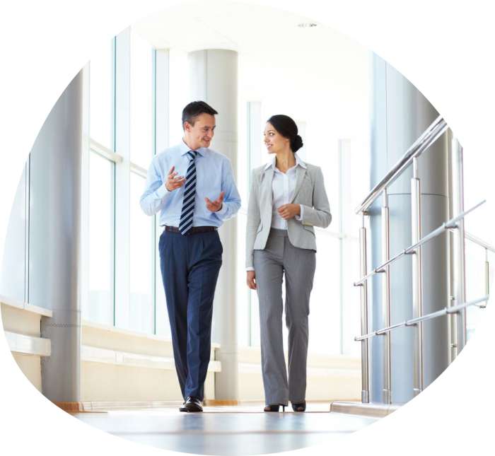 Dois executivos conversando no corredor